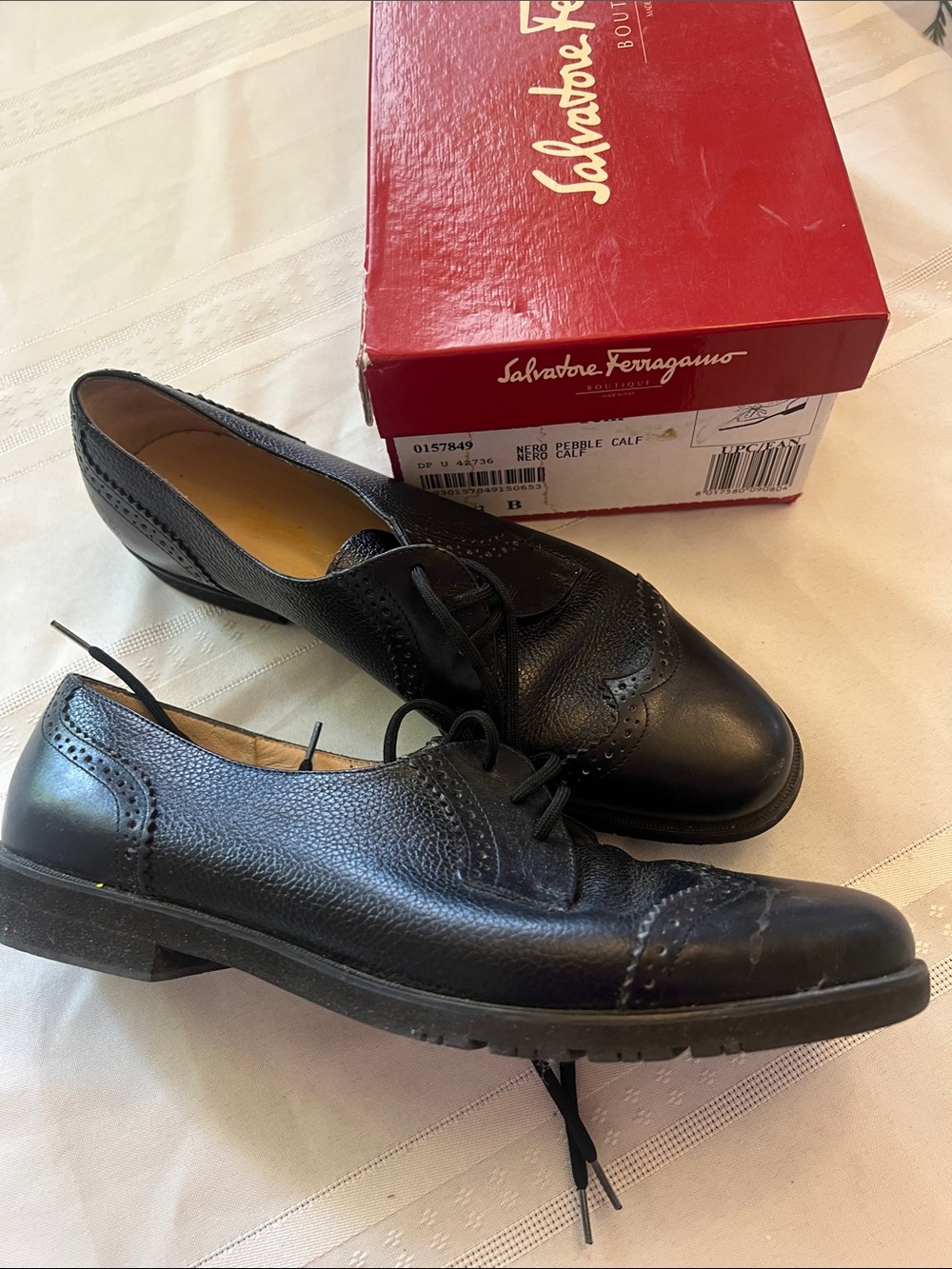 Salvatore Ferragamo Black Leather Wingtip Lace-Up Flats sz 6.5 B